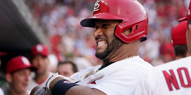 Albert Pujols des Cardinals célèbre après avoir frappé un coup de circuit en solo contre les Dodgers de Los Angeles, le 12 juillet 2022, à Saint-Louis.