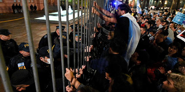 알베르토 페르난데스 아르헨티나 대통령 정부 반대자들이 7월 9일 부에노스아이레스의 카사 로사다 대통령궁 앞에서 시위를 벌이고 있다.