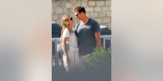 Tom Brady and Brazilian fashion model Gisele Bündchen shared an intimate moment while taking a romantic stroll through the streets of Saint-Tropez.