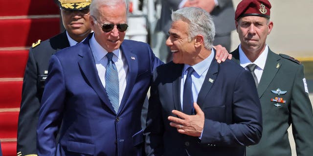 El presidente Biden es recibido por el primer ministro israelí, Yair Lapid, a su llegada al aeropuerto Ben Gurion.