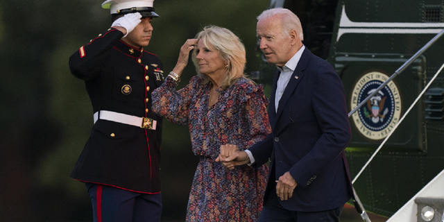 ARCHIVO – El presidente Biden y la primera dama Jill Biden parten juntos del Marine One.