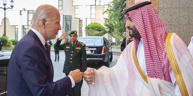总统乔·拜登（左）于 2022 年 7 月 15 日在沙特阿拉伯吉达的萨拉姆皇宫迎接沙特王储穆罕默德·本·萨勒曼（右）（沙特阿拉伯皇家法院/讲义/阿纳多卢机构通过 Getty Images 拍摄）