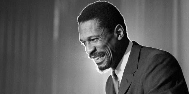 Bill Russell sonríe tras anunciar que ha sido nombrado entrenador de los Boston Celtics el 18 de abril de 1966.