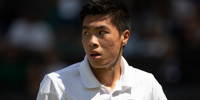 Brandon Nakashima of United States of America during his match against Nick Kyrgios of Australia in their Men's Singles Fourth Round match on day eight of The Championships Wimbledon 2022 at All England Lawn Tennis and Croquet Club on July 04, 2022 在伦敦, 英国.