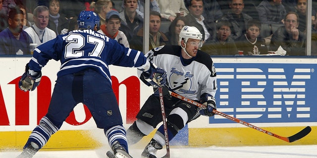 Tampa Bay Lightning's Brad Richards (19) packs Toronto Maple Leafs' Brian Marchment (27) on March 23, 2004 when he lines up for a check at the Air Canada Center in Toronto, Ontario, Canada. I will carry it.