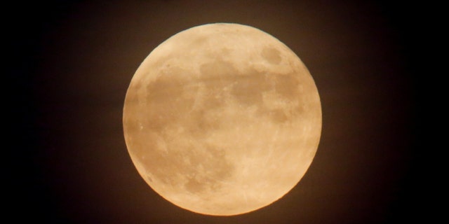 ماه کامل، معروف به "باک مون"، از وست اورنج، در نیوجرسی، ایالات متحده در 16 ژوئیه 2019 دیده می شود. 
