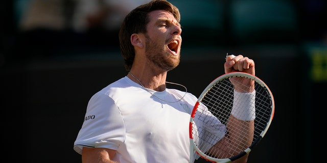 El británico Cameron Norrie celebra ganar el partido de cuartos de final de individuales masculinos contra el belga David Goffin en el campeonato de tenis de Wimbledon en Londres, el martes 5 de julio de 2022. 