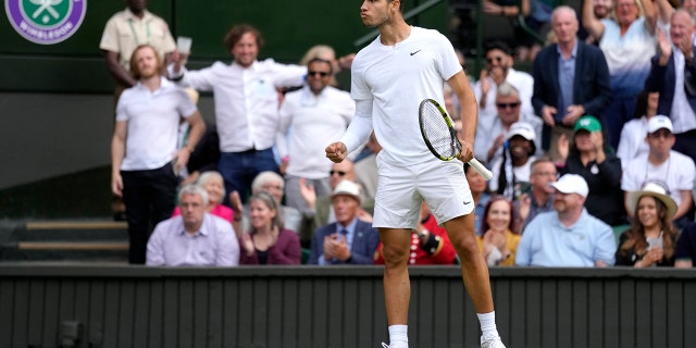 L'Espagnol Carlos Alcaraz célèbre sa victoire du troisième set contre l'Italien Jannik Sinner lors d'un match masculin du quatrième tour en simple lors de la septième journée des championnats de tennis de Wimbledon à Londres, le dimanche 3 juillet 2022.