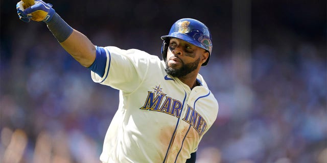 Seattle Mariners' Carlos Santana gestures as he heads to first after hitting a two-run home run against the Toronto Blue Jays during the eighth inning of a baseball game, Domenica, luglio 10, 2022, a Seattle. Santana had two home runs and the Mariners won 6-5.