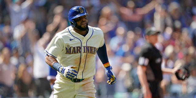 Seattle Mariners' Carlos Santana watches his two-run home run against the Toronto Blue Jays during the eighth inning of a baseball game, Domenica, luglio 10, 2022, a Seattle. Santana had two home runs and the Mariners won 6-5.