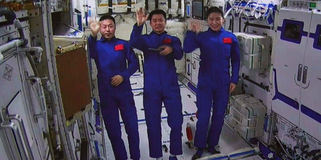 신화통신이 공개한 이 사진에서 베이징 항공우주관제센터의 스크린에서 찍은 이미지는 2022년 7월 25일 월요일 중국 우주비행사 왼쪽부터 Cai Xuzhe, Chen Dong 및 Liu Yang이 Wetian 연구소 모듈 내부에서 손을 흔드는 것을 보여줍니다. 중국은 앞으로 몇 달 안에 구조를 완성하기 위해 이동함에 따라 월요일 영구 궤도 우주 정거장에 실험실을 추가했습니다.  (AP를 통한 Guo Zhongzheng/Xinhua)