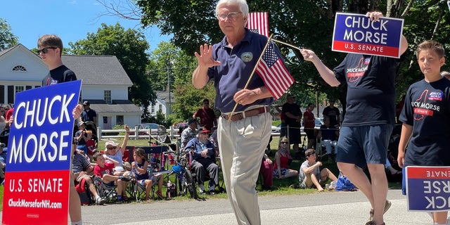 New Hampshire state Senate president Chuck Morse, who's running for the GOP U.S. Senate nomination, marches in the annual Amherst, 新罕布什尔, Independence Day parade, 在七月 4, 2022.