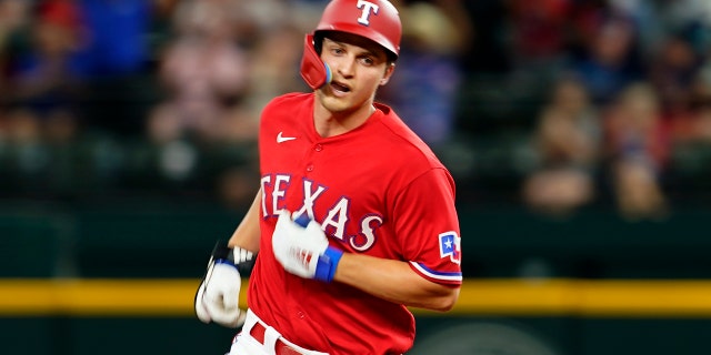 Corey Seager des Rangers dirige les bases après avoir frappé un coup de circuit en solo contre le lanceur partant des Mariners de Seattle Robbie Ray le vendredi 15 juillet 2022 à Arlington, au Texas.