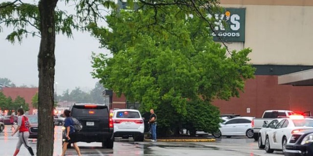 La policía se reunió frente a Dick's Sporting Goods en Greenwood Park Mall en Greenwood, Indiana, luego del tiroteo del domingo.