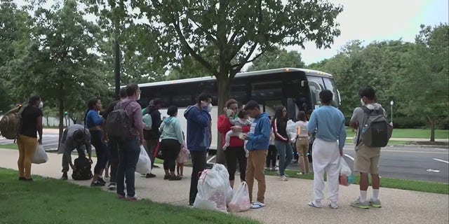 Друг автобус с мигранти пристигна във Вашингтон, окръг Колумбия, от Тексас в петък, 29 юли 2022 г.