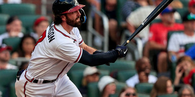 Atlanta Braves' Dansby Swanson watches his three-run RBI during the second inning of a baseball game against the St. 루이스 카디널스, 월요일, 칠월 4, 2022, 애틀랜타.