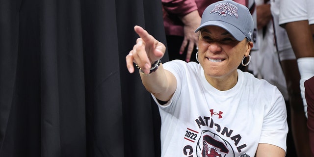 Head coach Dawn Staley of the South Carolina Gamecocks celebrates after defeating the UConn Huskies during the championship game of the NCAA Women’s Basketball Tournament at Target Center on April 3, 2022 미니애폴리스에서, 미네소타. 