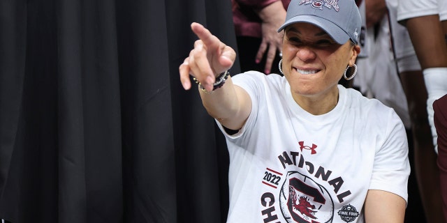 Head coach Dawn Staley of the South Carolina Gamecocks celebrates after defeating the UConn Huskies during the championship game of the NCAA Women’s Basketball Tournament at Target Center on April 3, 2022 미니애폴리스에서, 미네소타.