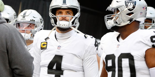 El mariscal de campo de los Raiders de Las Vegas, Derek Carr, #4, mira a los fanáticos antes del juego Wild Card contra los Raiders de Las Vegas y los Bengals de Cincinnati el 15 de enero de 2022 en el Paul Brown Stadium en Cincinnati.