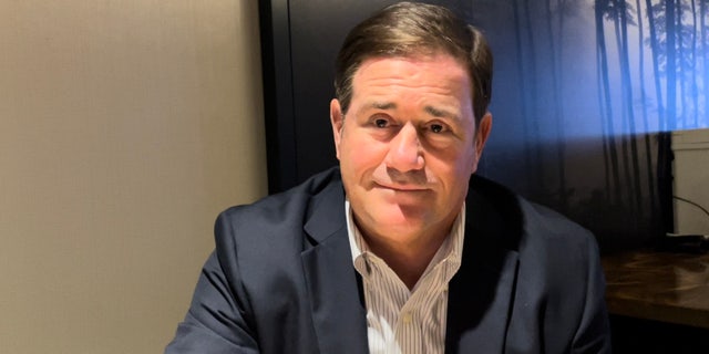 Il governatore Doug Ducey parla con Fox News all'incontro estivo annuale della National Governors Association il 13 luglio 2022 a Portland, nel Maine.