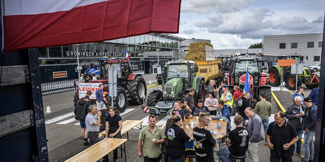 Farmári zatvárajú príletové a odletové haly na letisku Groningen Ede v holandskom Eelde na protest proti ďalekosiahlym plánom vlády na zníženie emisií dusíka 6. júla 2022.