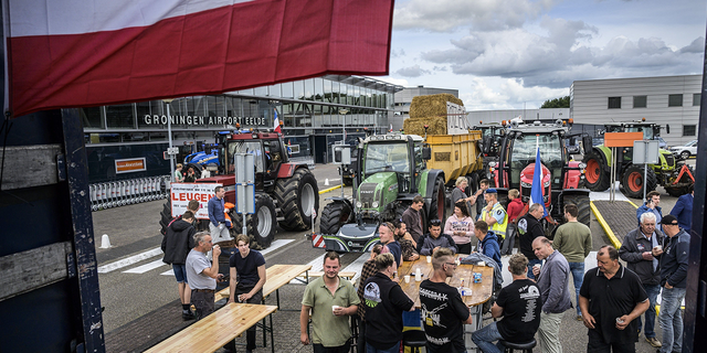 Farmári zatvárajú príletové a odletové haly na letisku Groningen Ede v holandskom Eelde na protest proti ďalekosiahlym plánom vlády na zníženie emisií dusíka 6. júla 2022.