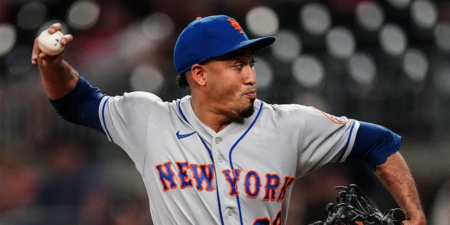 New York Mets yardım atıcısı Edwin Diaz, 11 Temmuz 2022 Pazartesi günü Atlanta'da Atlanta Braves'e karşı bir beyzbol maçının dokuzuncu vuruşunda çalışıyor. 