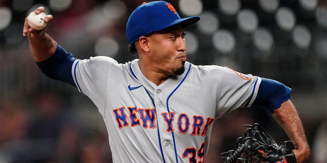 El relevista de los Mets de Nueva York, Edwin Díaz, trabaja en la novena entrada de un juego de béisbol contra los Bravos de Atlanta, el lunes 11 de julio de 2022, en Atlanta. 