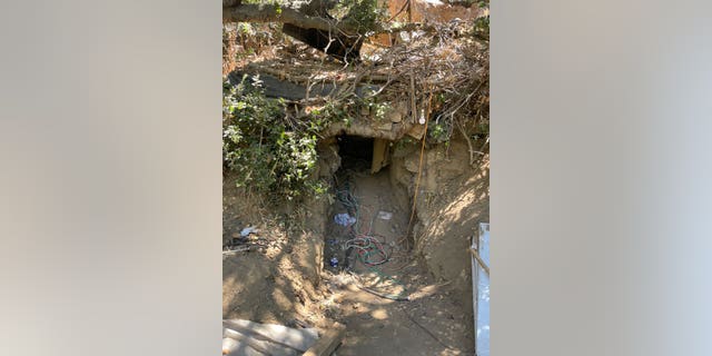 Ingresso a un bunker sotterraneo sotto un campo per senzatetto a San Jose.