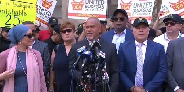 El cofundador de United Bodegas of America, Fernando Mateo, en una conferencia de prensa el martes frente a la Oficina del Fiscal de Distrito de Manhattan.  La mujer de la izquierda con suéter rosa es Debbie Almontaser, representante de la Asociación de Comerciantes Estadounidenses de Yemen.