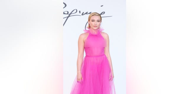Florence Pugh criticou os críticos por julgar seu corpo depois de usar um vestido transparente no desfile de moda Valentino Haute Couture Outono/Inverno 22/23 em 08 de julho de 2022, em Roma, Itália.