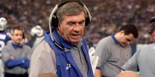 Detroit Lions coach Gary Meller (top) and Eric Beverly (left) at the center during the third quarter of the NFL football match against the Atlanta Falcons in Pontiac, Michigan, November 12, 2000. Talk to (right). Illinois and Lions coach Meller died on Monday, July 11, 2022. He was 81 years old. The University of Michigan announced his death, but no reason was given. 