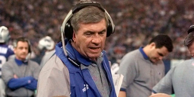 Detroit Lions coach Gary Moeller (above) talks to centers Eric Beverly (left) and Mike Compton (right) in the third quarter of an NFL football game against the Atlanta Falcons, November 2019. September 12, 2000 in Pontiac, Michigan. Former Michigan, Illinois and Lyons Moeller coach died on Monday, July 11, 2022. He was 81 years old. The University of Michigan announced his death and no cause was given.