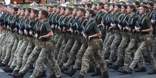 Жінки-військовослужбовці української армії беруть участь у репетиції параду в центрі Києва 20 серпня 2018 року напередодні святкування Дня Незалежності України 24 серпня. 