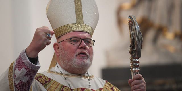 뮌헨 대주교이자 독일 주교회의 의장인 라인하르트 마르크스 추기경이 2018년 9월 25일 독일 풀다 대성당에서 개회 미사를 집전하고 있다.