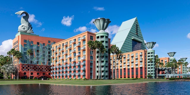 El Walt Disney World Dolphin es un complejo hotelero diseñado por el arquitecto Michael Graves, Bay Lake. 