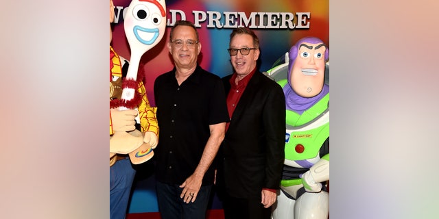 Toy Story 4, 2019 yılında 200 milyon dolarlık bir bütçeyle gişede 1 milyar doların üzerinde hasılat elde etti.  Tom Hanks ve Tim Allen 11 Haziran 2019'da Hollywood, California'daki El Capitan Tiyatrosu'nda Disney ve Pixar'ın Oyuncak Hikayesi 4'ün Dünya Prömiyerinde.  