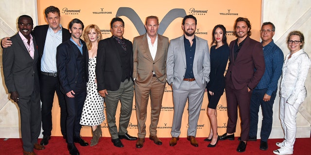 Steven Williams, Keith Cox, Wes Bentley, Kelly Reilly, Gil Birmingham, Kevin Costner, Cole Hauser, Kelsey Chow, Luke Grimes, Kent Alterman y Sarah Levy asisten a Paramount Network "piedra amarilla" Fiesta de estreno de la temporada 2 en Lombardi House el 30 de mayo de 2019 en Los Ángeles, California.