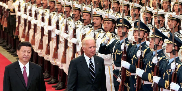 جو بایدن معاون وقت رئیس جمهور و شی جین پینگ رئیس جمهور چین.  (عکس از لینتائو ژانگ/گتی ایماژ)