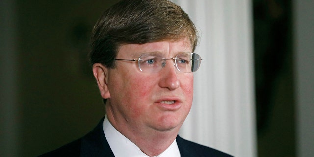 Republikeinse goewerneur. Tate Reeves before signing a bill at the Governor's Mansion in Jackson, Mississippi, op Junie 30, 2020.