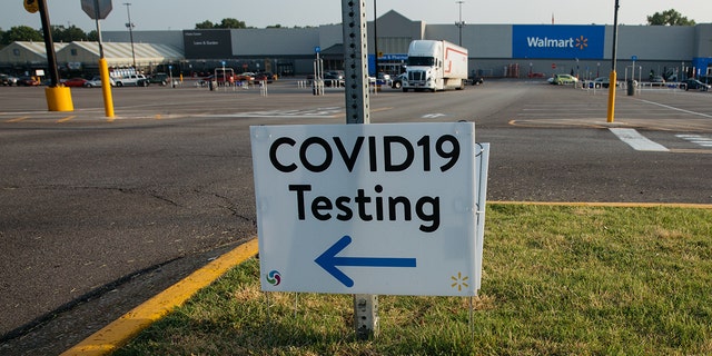 Testovacie miesto na Covid-19 vo Walmart Supercenter v Joplin, Mo.  , dňa 2. júla 2020. 
