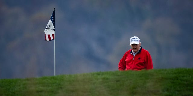 El presidente Trump juega una ronda de golf en el Trump National Golf Course en Sterling el 21 de noviembre de 2020.