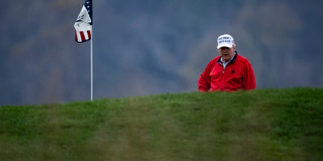 El presidente Trump juega una ronda de golf en el Trump National Golf Course en Sterling el 21 de noviembre de 2020.