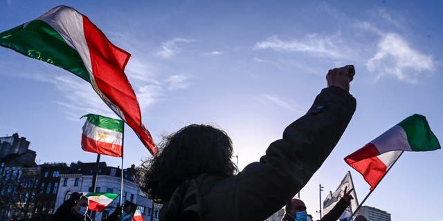 2021년 2월 4일 앤트워프에서 이란 외교관과 벨기에-이란 부부를 포함한 4명에 대한 재판이 진행되는 동안 사람들이 앤트워프 형사 법원 밖에서 항의하면서 이란의 전 국기를 손짓하고 흔들고 있다. 