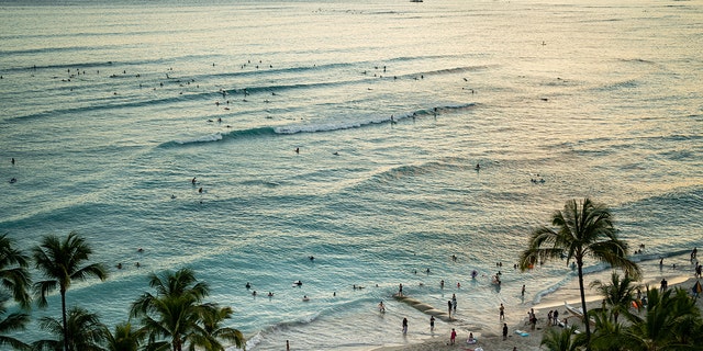 HONOLULU, HI - JUNE 26: The sun sets off of Waikiki Beach on the Hawaiian island of Oahu on Saturday, 六月 26, 2021 in Honolulu, HI. (肯特·西村 / 洛杉矶时报，通过盖蒂图片社)
