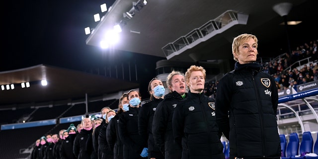 Republic of Ireland manager Vera Pauw and her backroom staff and players stand for the playing of the national anthem before the FIFA Women's World Cup 2023 qualifying Group A match between Finland and Republic of Ireland at Helsinki Olympic Stadium in Helsinki, 芬兰. 