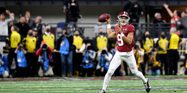 Alabama Crimson Tide QB Bryce Young (9) passes during the Alabama Crimson Tide versus the Georgia Bulldogs in the College Football Playoff National Championship, on January 10, 2022, at Lucas Oil Stadium in Indianapolis, IN.