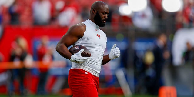 El corredor de los Tampa Bay Buccaneers, Leonard Fournette, antes de un partido de eliminatoria divisional de la NFC contra Los Angeles Rams el 23 de enero de 2022, en el Estadio Raymond James en Tampa, Florida. 