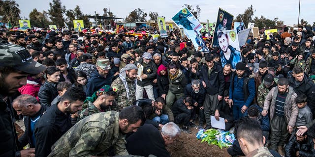 사람들이 2022년 2월 2일 시리아 북동부 하사케 주 카미슐리에서 열린 이슬람국가(IS)의 탈옥 시도 중 충돌로 사망한 시리아민주군(SDF) 전사의 장례식에 참석하고 있다. 지방의 과이란 교도소.