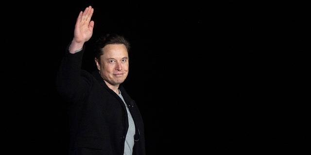Elon Musk señala durante una conferencia de prensa en las instalaciones de Starbase de SpaceX cerca del pueblo de Boca Chica en el sur de Texas el 10 de febrero de 2022. 